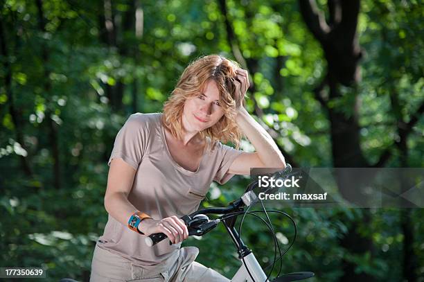 여자아이 투숙 자전거 거리에 대한 스톡 사진 및 기타 이미지 - 거리, 건강관리와 의술, 건강한 생활방식
