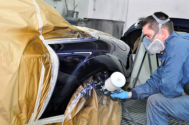 trabalhador a pintura de um automóvel. - car repairing body accident - fotografias e filmes do acervo