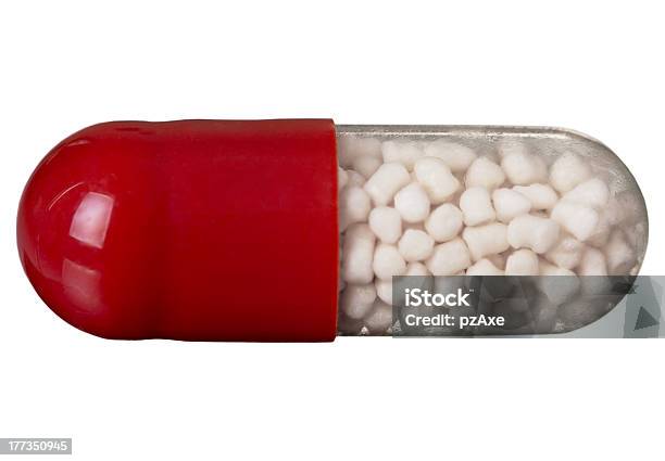 Jeden Czerwone Pigułki Na Białym Tle - zdjęcia stockowe i więcej obrazów Antybiotyk - Antybiotyk, Bez ludzi, Białe tło