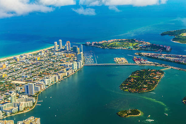 vue aérienne de la ville de miami et sur la plage - beach 2013 usa sky photos et images de collection