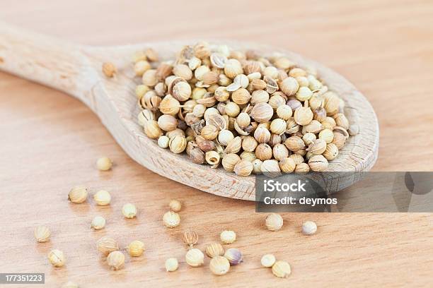 Cuchara De Madera Con Semillas De Cocina De Coriandro Foto de stock y más banco de imágenes de Aderezo