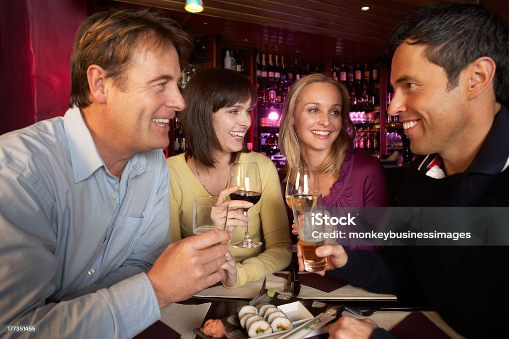 Gruppe von Freunden genießen Sushi im Restaurant - Lizenzfrei Alkoholisches Getränk Stock-Foto