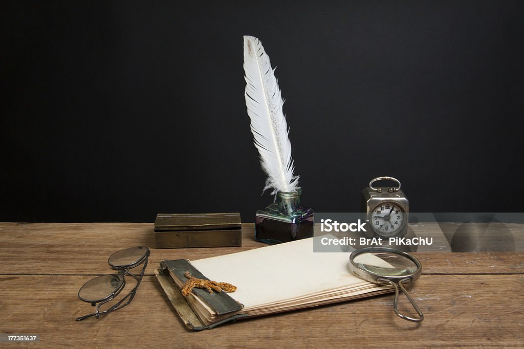 Starego notebooka, gęsie, inkwell, szkło powiększające, zegar, okularach na drewnie - Zbiór zdjęć royalty-free (Antyczny)