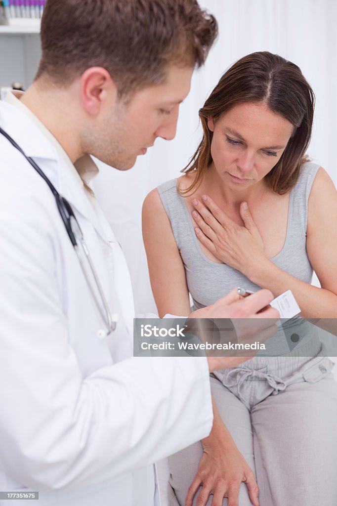 Esame medico spiegando risultati - Foto stock royalty-free di 25-29 anni