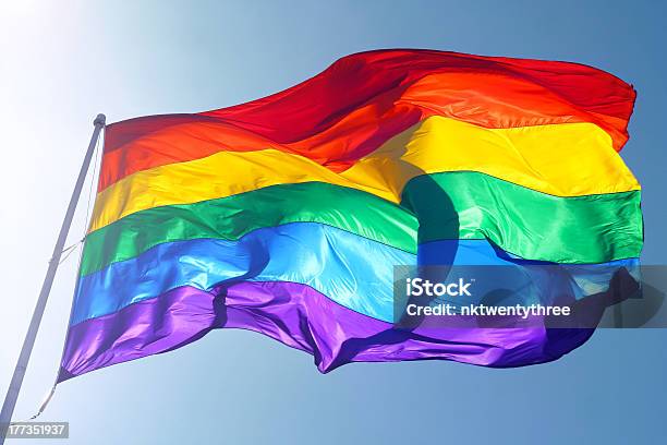 Tęczowa Flaga Słońce Wiatr I Blue Sky - zdjęcia stockowe i więcej obrazów Tęczowa flaga - Tęczowa flaga, Flaga, Prawa LGBTQI