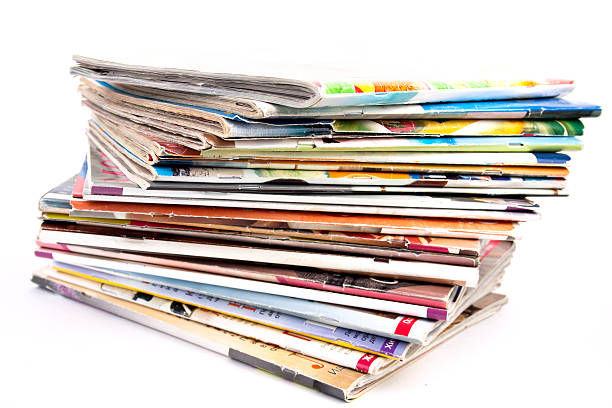 pila de revistas aislado - print magazine stack paper fotografías e imágenes de stock