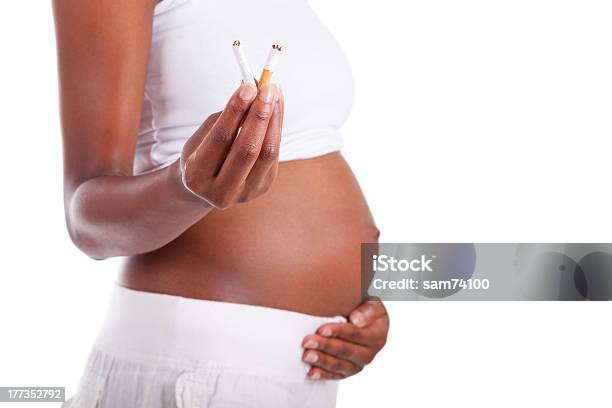 Młody Czarny Kobieta W Ciąży Trzyma Papierosaafrican Osób - zdjęcia stockowe i więcej obrazów Afroamerykanin