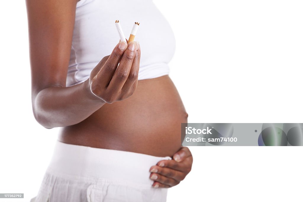 Jovem grávida mulher negra, segurando um cigarro-africanos - Royalty-free Abdómen Foto de stock