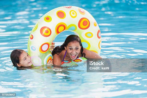 スイミングプールで遊ぶ少女ます - プールのストックフォトや画像を多数ご用意 - プール, ティーンエイジャー, バケーション