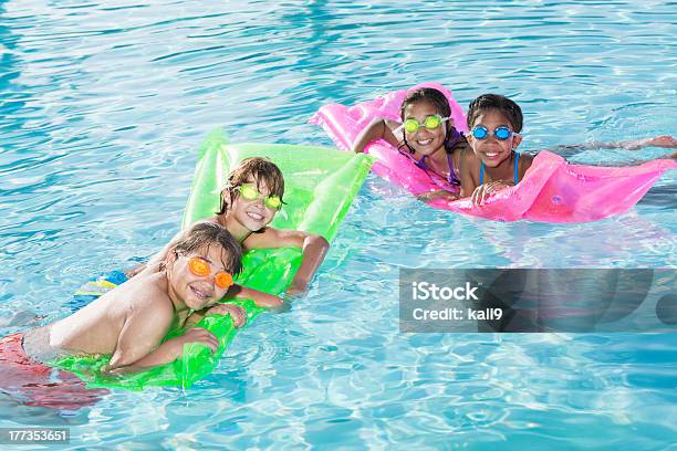 Gruppe Von Kindern Im Swimmingpool Stockfoto und mehr Bilder von Jungen - Jungen, Kind, Schwimmhilfe