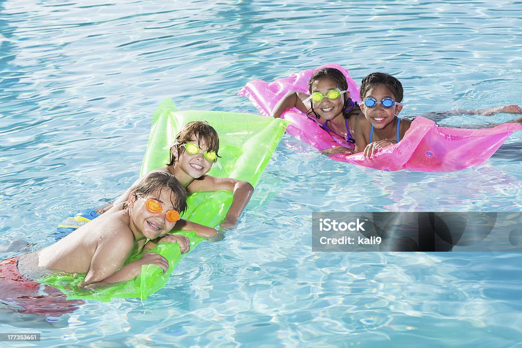 Grupo de niños en la piscina - Foto de stock de Flotador - Accesorios de deportes acuáticos libre de derechos