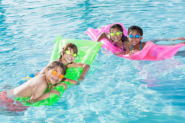 groupe d'enfants dans la piscine - child nautical vessel summer swimming goggles photos et images de collection