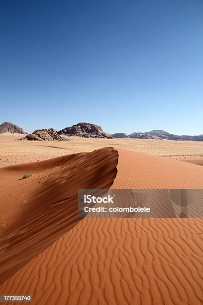 Dunas Do Deserto De Wadi Rum Jordânia - Fotografias de stock e mais imagens de Ao Ar Livre - Ao Ar Livre, Areia, Arenito