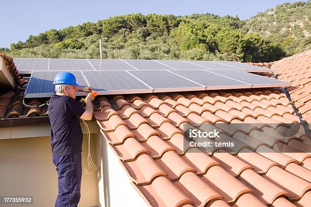 Sun Energie Handwerker Stockfoto und mehr Bilder von Baugewerbe - Baugewerbe, Elektrizität, Energieindustrie