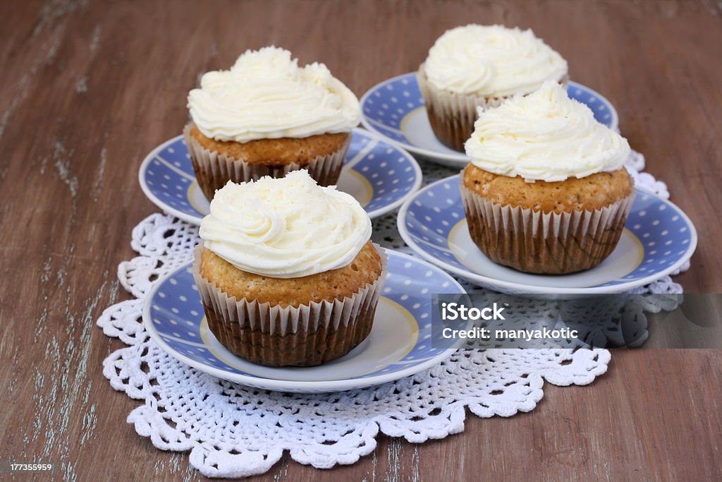 Coconut pasteles con frosting - Foto de stock de Alcorza libre de derechos