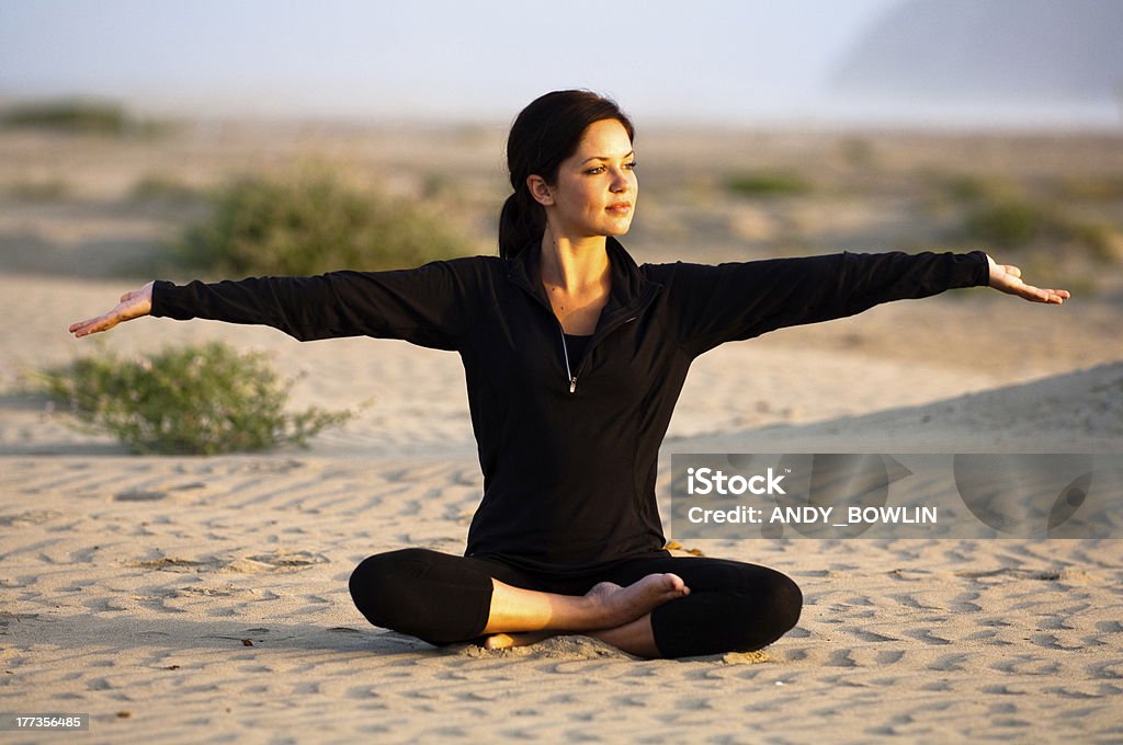 Yoga am Strand - Lizenzfrei Abenddämmerung Stock-Foto