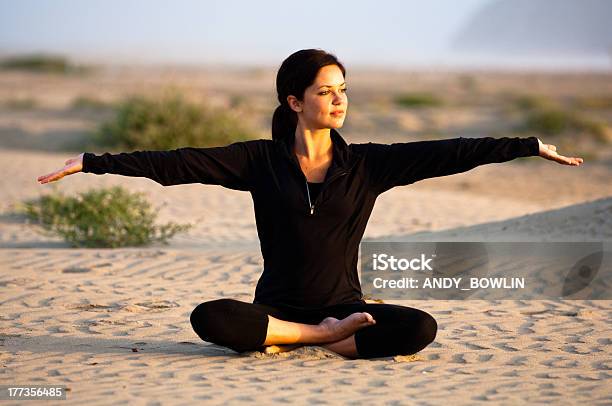 Yoga Na Praia - Fotografias de stock e mais imagens de 20-29 Anos - 20-29 Anos, Adulto, Anoitecer