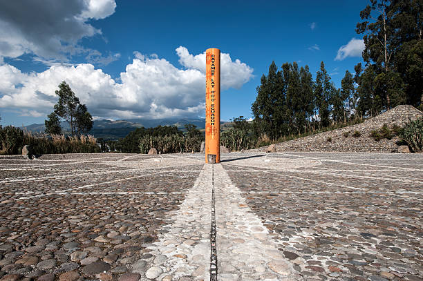 ligne de l'équateur, monument cayambe, équateur - zone équatoriale photos et images de collection