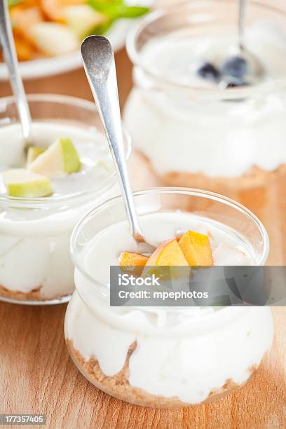 Frutas Frescas Yoghurts - Fotografias de stock e mais imagens de Amarelo - Amarelo, Branco, Castanho