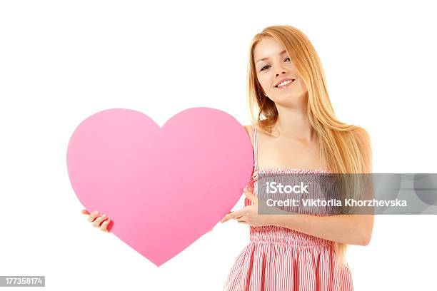 Ragazza Felice Con Grande Cuore Rosa - Fotografie stock e altre immagini di Adolescente - Adolescente, Adulto, Amore