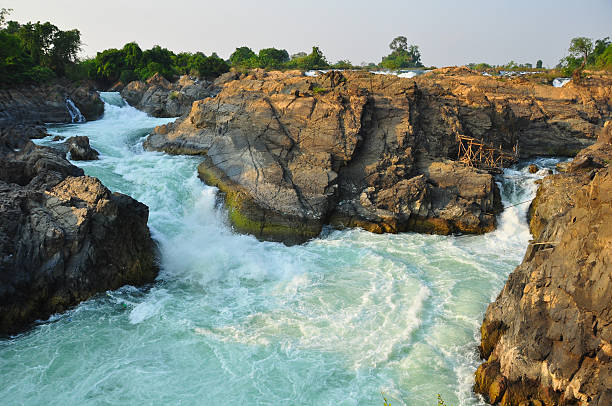 li phi weterfalls, southern von laos - waterfall rapid landscape woods stock-fotos und bilder