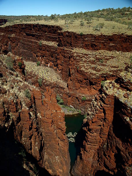 смотровая выше ущелья в karijini национальный парк, западная австралия - ravine canyon stream sparse стоковые фото и изображения