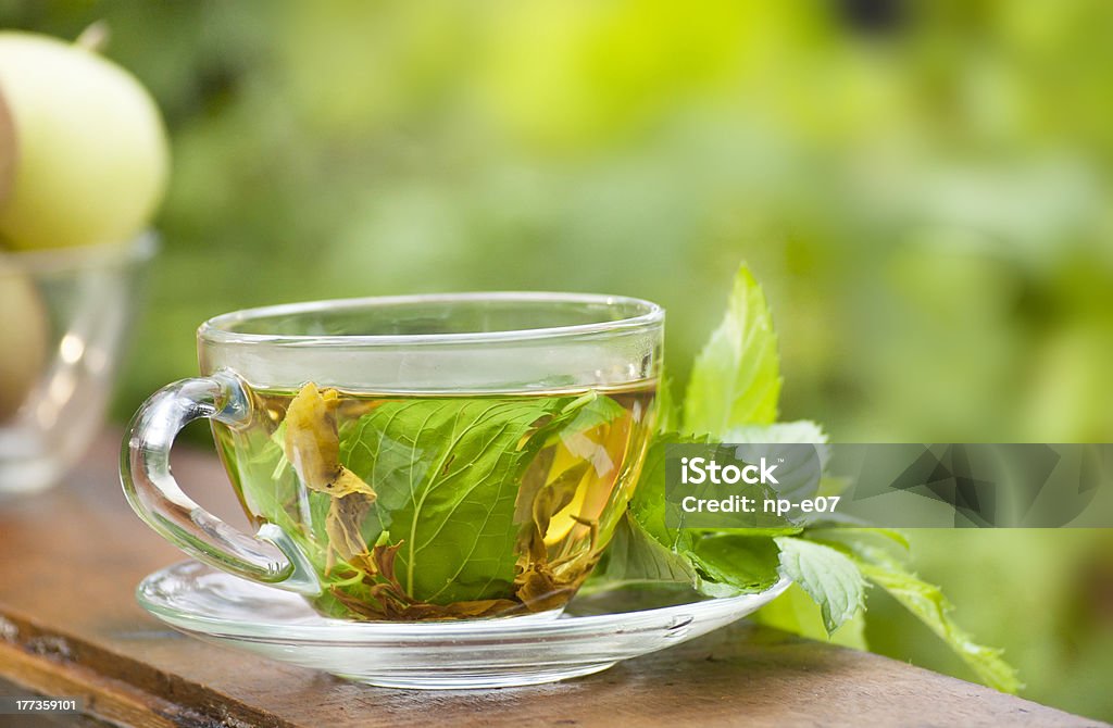 Grüne Minze Tee und Äpfel auf Natur Hintergrund - Lizenzfrei Apfel Stock-Foto