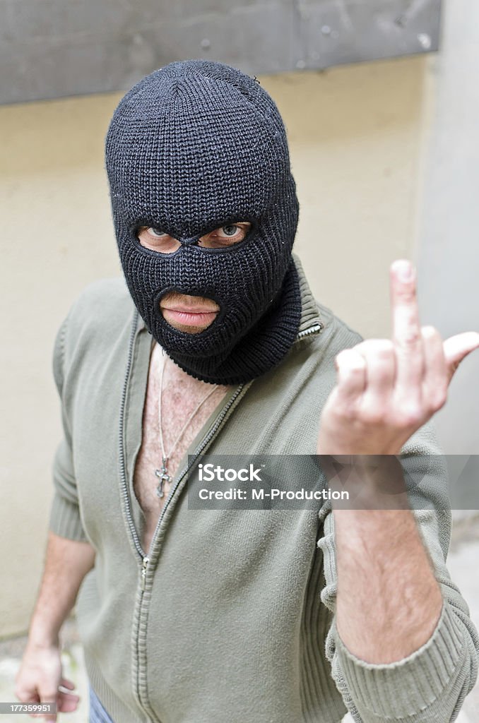 Einbrecher mit einer Maske zeigt Mittelfingers - Lizenzfrei Achtlos Stock-Foto