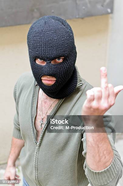 Einbrecher Mit Einer Maske Zeigt Mittelfingers Stockfoto und mehr Bilder von Achtlos - Achtlos, Aggression, Dieb