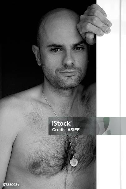 Foto de Homem Olhando Pela Janela e mais fotos de stock de Adulto - Adulto, Barba, Beleza