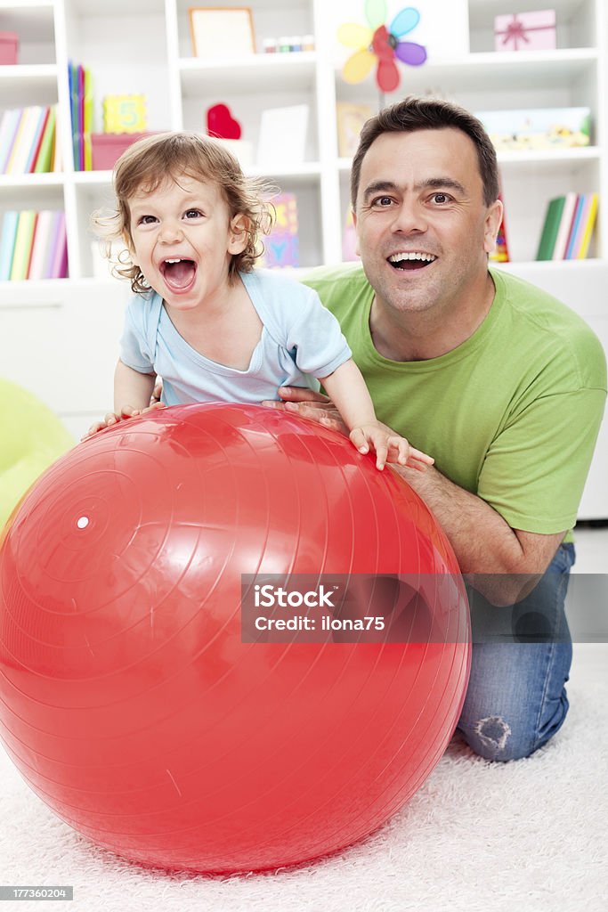 Niño pequeño niño divirtiéndose con su padre - Foto de stock de Actividad libre de derechos