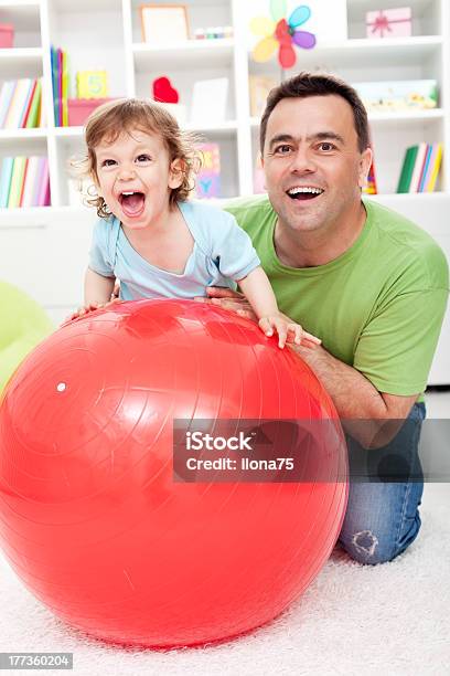 Niño Pequeño Niño Divirtiéndose Con Su Padre Foto de stock y más banco de imágenes de Actividad - Actividad, Actividades y técnicas de relajación, Adulto