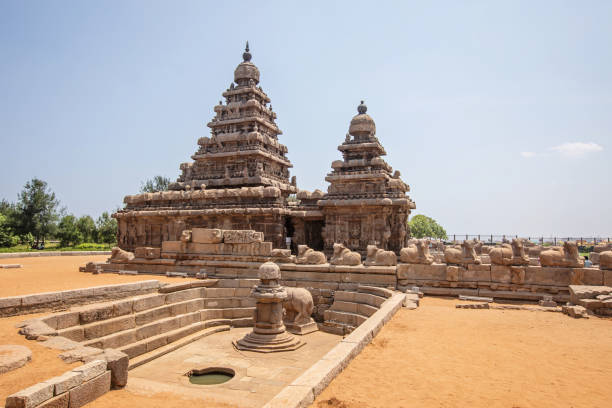 Mahabalipuram Bright midday a the Shore Temple - Mahabalipuram, outside of Chennai, India tamil temple stock pictures, royalty-free photos & images