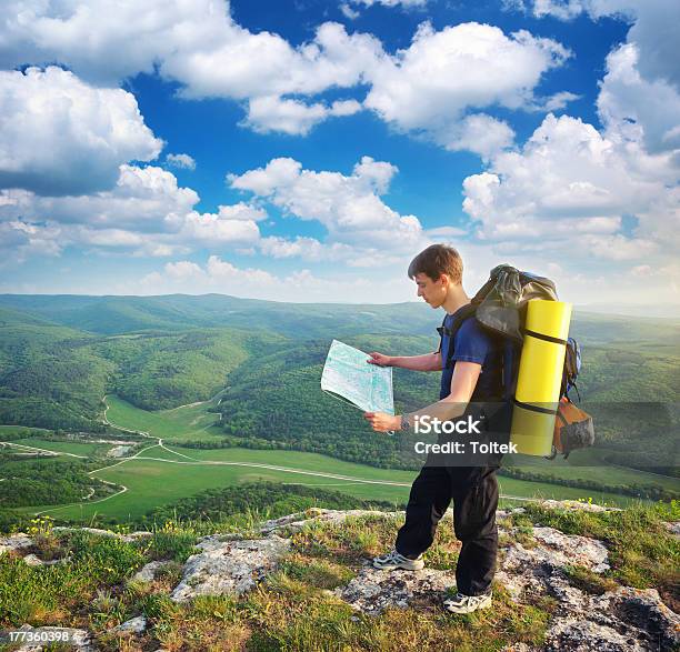 Mann Tourist Stockfoto und mehr Bilder von Karte - Navigationsinstrument - Karte - Navigationsinstrument, Lesen, Natur