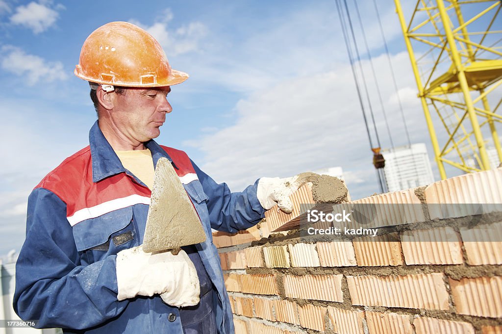 Travailleur maçon construction mason - Photo de Maçon libre de droits