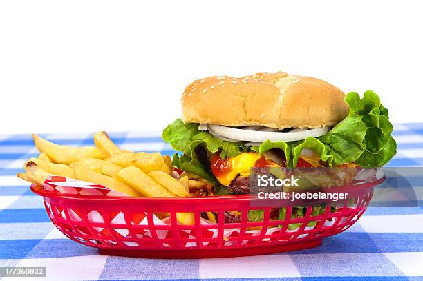 Cheeseburguer E Batata Frita - Fotografias de stock e mais imagens de Cesto - Cesto, Batata Frita - Lanche, Hambúrguer - Comida