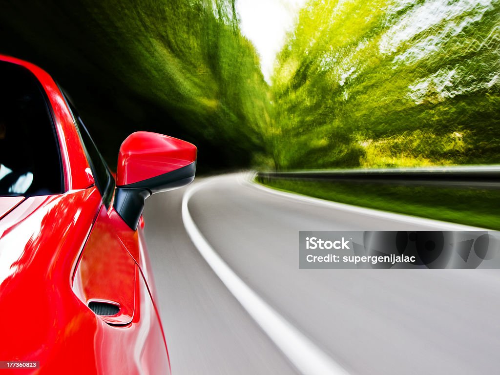 Sports car conducción frontal - Foto de stock de Carretera de un solo carril libre de derechos