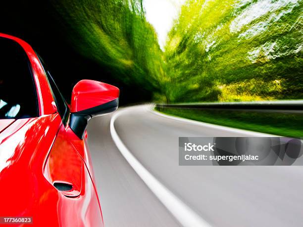 Sports Car Conducción Frontal Foto de stock y más banco de imágenes de Carretera de un solo carril - Carretera de un solo carril, Coche deportivo, Conducir