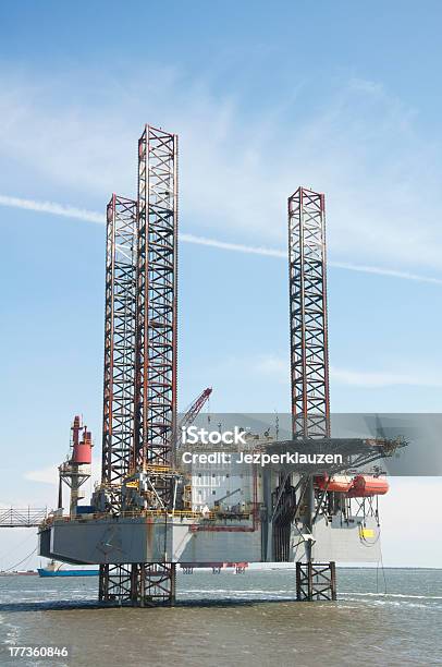 Plataforma Petrolífera - Fotografias de stock e mais imagens de Mar - Mar, Oleoduto, Plataforma de alto-mar