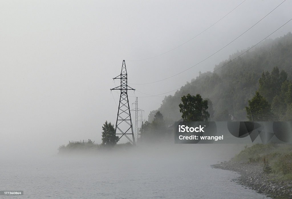 Rivière brumeux avec puissance Towers - Photo de Industrie du bâtiment libre de droits