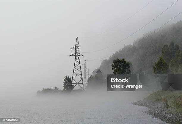 Photo libre de droit de Rivière Brumeux Avec Puissance Towers banque d'images et plus d'images libres de droit de Industrie du bâtiment - Industrie du bâtiment, Lac Baïkal, Acier