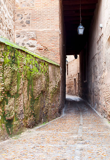 calles de toledo, españa - musgo apretado fotografías e imágenes de stock