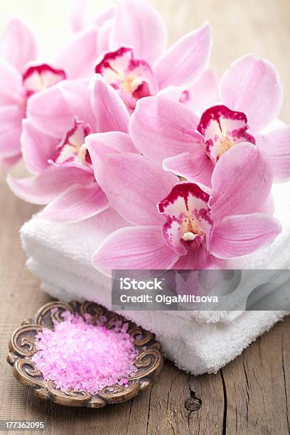 Spa Com Orquídeas E Banho - Fotografias de stock e mais imagens de Aromaterapia - Aromaterapia, Beleza, Bem-estar