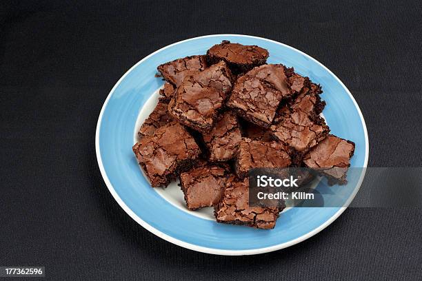 Photo libre de droit de Brownies Sur Une Assiette banque d'images et plus d'images libres de droit de Aliment - Aliment, Aliment en portion, Aliments et boissons