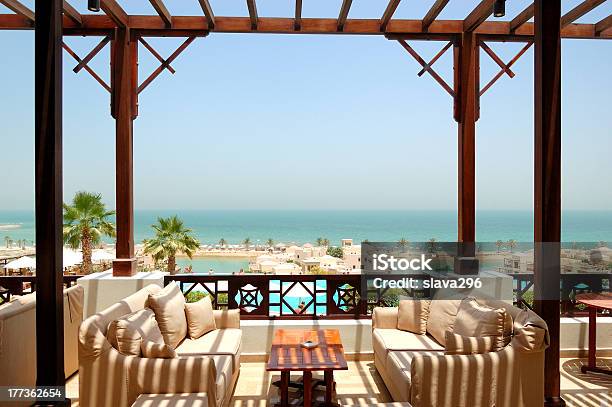 海の眺めをもつテラスでの一流ホテルフジャイラアラブ首長国連邦 - フジャイラのストックフォトや画像を多数ご用意 - フジャイラ, アウトドアチェア, アラブ首長国連邦