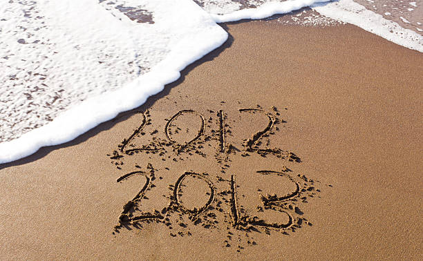 2012 i 2013 roku, napisany w piasku z fali - 2013 beach sand new years eve zdjęcia i obrazy z banku zdjęć