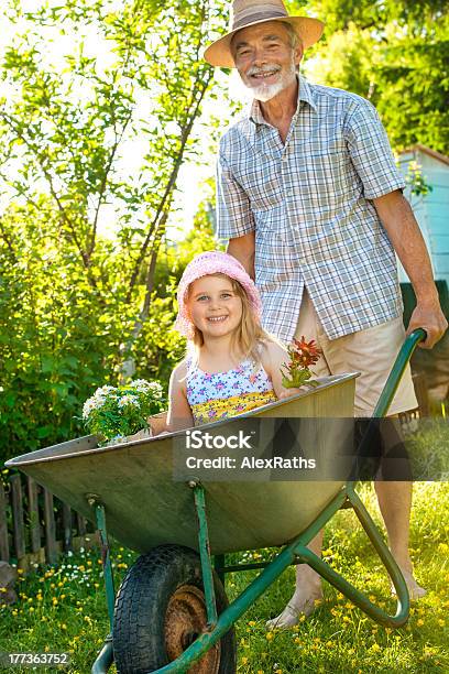 Giardinaggio - Fotografie stock e altre immagini di Adulto - Adulto, Allegro, Ambientazione esterna