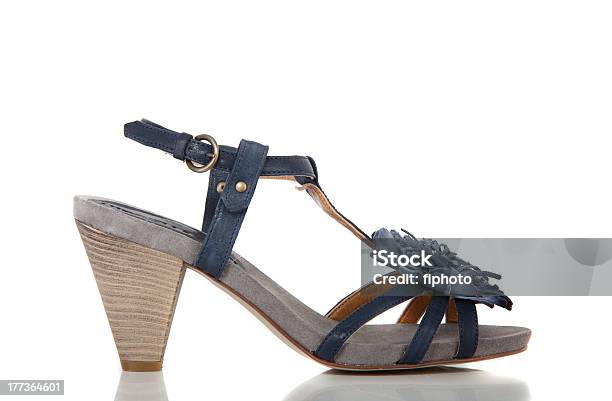 Sapatos De Mulher Sobre Fundo Branco - Fotografias de stock e mais imagens de Beleza - Beleza, Boa Condição, Confortável