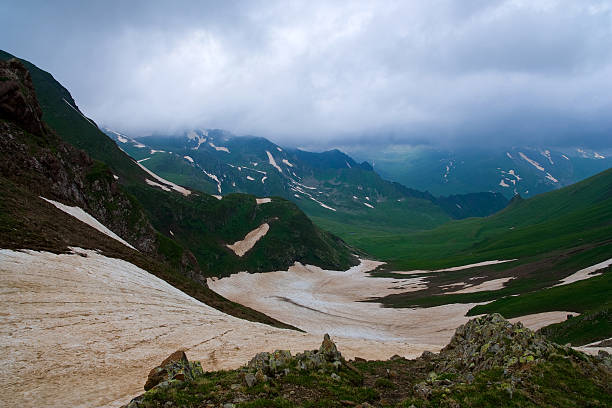 vue de l'ouest du caucase - remote alp snow glacier photos et images de collection