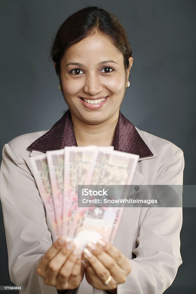 Indiano giovane donna d'affari con banconote - Foto stock royalty-free di 20-24 anni